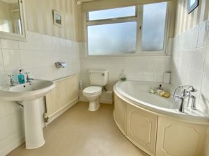 Master En-suite- click for photo gallery